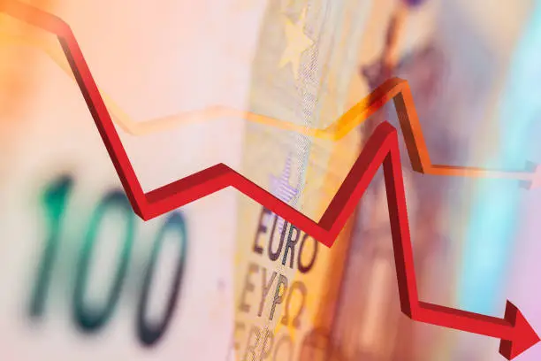 Liquidity risk and banks: How does liquidity risk relate to market risk and credit risk? What is the best way to measure liquidity risk?